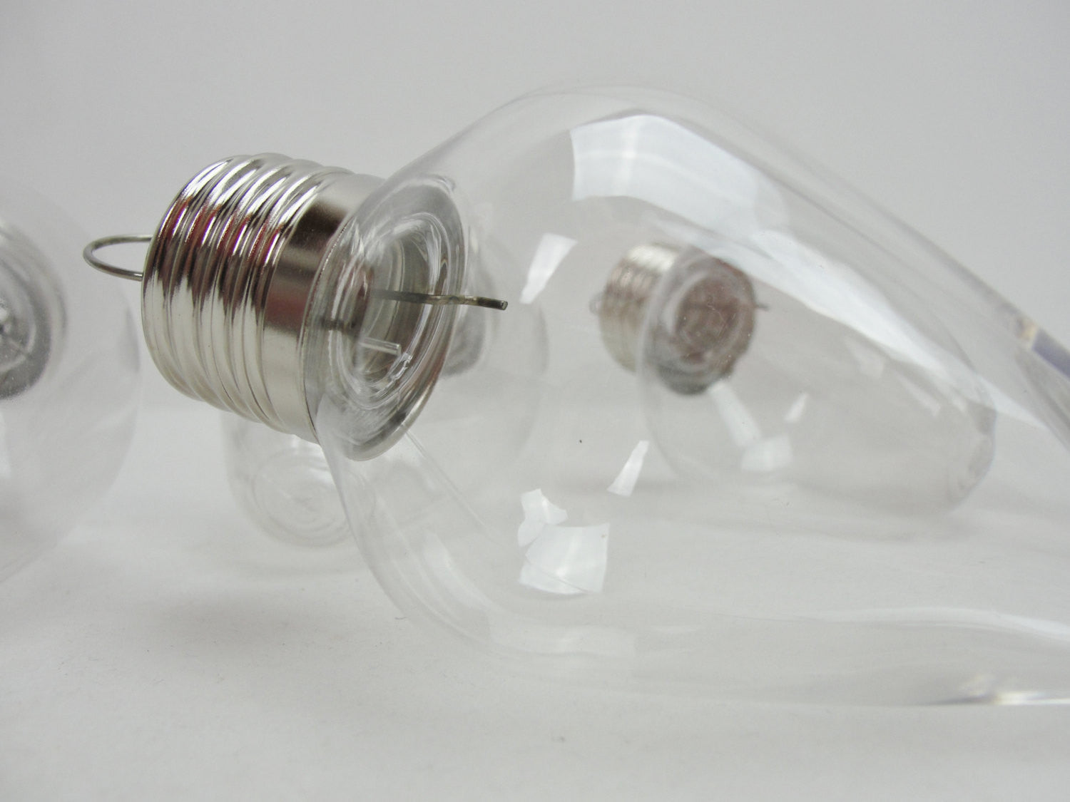 East Coast Mommy: 5 Plastic Bulb Ornament Ideas